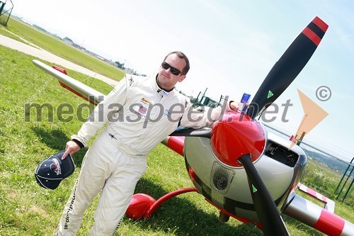 Peter Podlunšek, akrobatski pilot