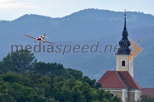 Peter Podlunšek, akrobatski pilot