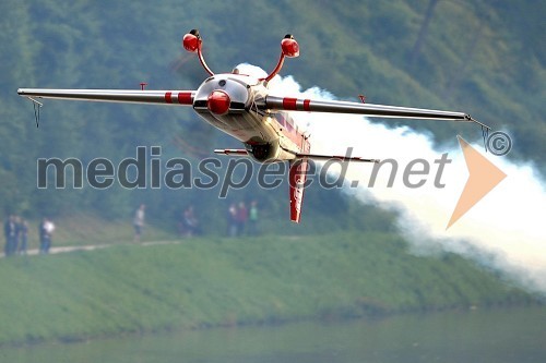 Peter Podlunšek, akrobatski pilot