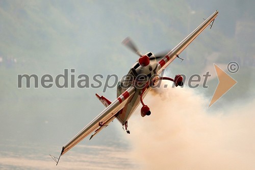 Peter Podlunšek, akrobatski pilot