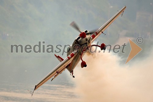 Peter Podlunšek, akrobatski pilot