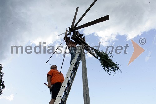 Postavljanje klopotca na Meranovem