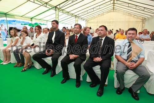 Ana in Luka Gjerkeš, Mirjana Gjerkeš, soproga Branka Gjerkeša, Branko Gjerkeš, lastnik bioplinske elektrarne Gjerkeš, Karl Viktor Erjavec, minister za okolje in prostor, Marjan Kardinar, župan občine Dobrovnik ter Bojan Gavrič, podžupan občine Dobrovnik