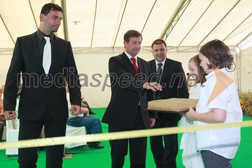 Branko Gjerkeš, lastnik bioplinske elektrarne Gjerkeš, Karl Viktor Erjavec, minister za okolje in prostor, Marjan Kardinar, župan občine Dobrovnik ter Ana in Luka Gjerkeš