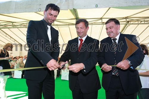 Branko Gjerkeš, lastnik bioplinske elektrarne Gjerkeš, Karl Viktor Erjavec, minister za okolje in prostor ter Marjan Kardinar, župan občine Dobrovnik