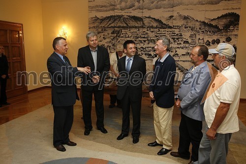 Božidar Humar, slovenski konzul v Trstu, Andrej Verlič, podžupan Mestne občine Maribor, Vinko Filipič, član poslovodstva Pošte Slovenije, ..., ... in ...