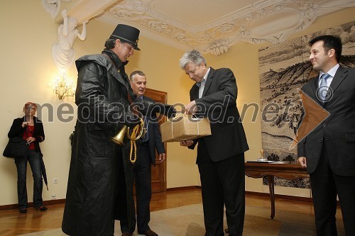 Alessandro Cattarin, poštar in Andrej Verlič, podžupan Mestne občine Maribor