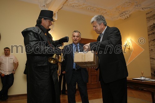 Alessandro Cattarin, poštar, Božidar Humar, slovenski konzul v Trstu in Andrej Verlič, podžupan Mestne občine Maribor