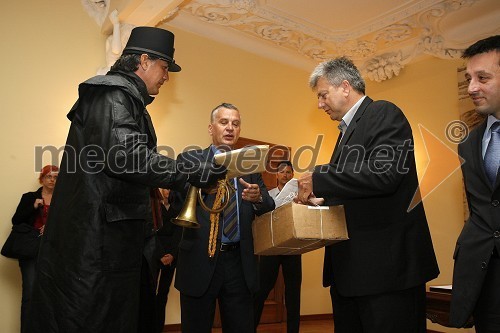 Alessandro Cattarin, poštar, Božidar Humar, slovenski konzul v Trstu in Andrej Verlič, podžupan Mestne občine Maribor