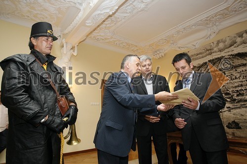 Alessandro Cattarin, poštar, Božidar Humar, slovenski konzul v Trstu, Andrej Verlič, podžupan Mestne občine Maribor in Vinko Filipič, član poslovodstva Pošte Slovenije