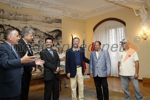 Božidar Humar, slovenski konzul v Trstu, Andrej Verlič, podžupan Mestne občine Maribor, Vinko Filipič, član poslovodstva Pošte Slovenije, ... in ...