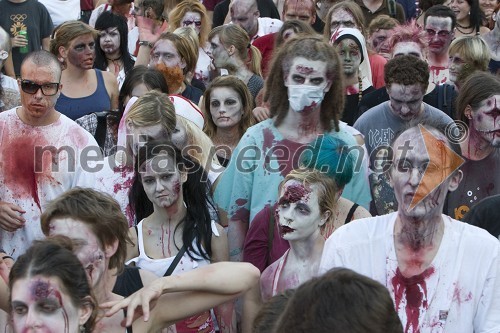 Zombie walk na Grossmannovem festivalu