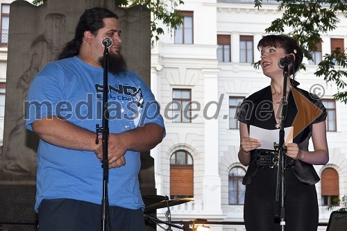 Boštjan Gorenc - Pižama, stand-up komik in Tjaša Koprivec, urednica Založbe Sanje, oba voditelja otvoritve