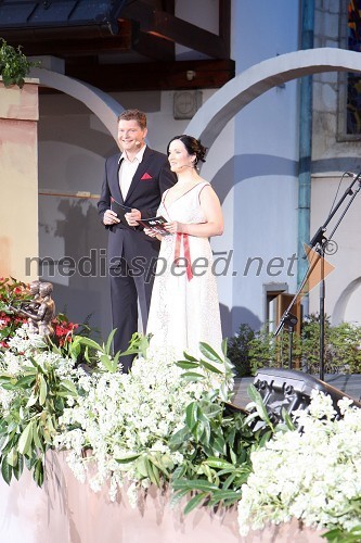 Peter Kirič in Natalija Škrlec, povezovalca festivala