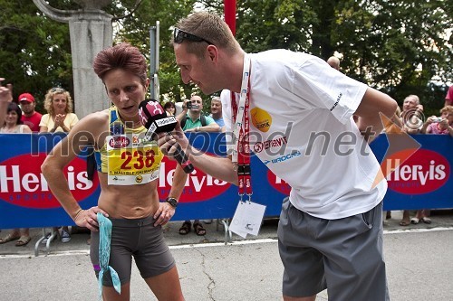 Valerija Mrak, zmagovalka teka na 21 km v ženski konkurenci in Rok Tamše, povezovalec dogajanja