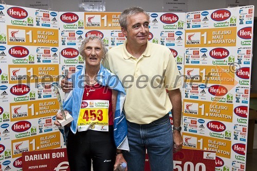 Helena Žigon, nastarejša udeleženka 1. Malega blejskega maratona in Aleš Zalar, minister za pravosodje