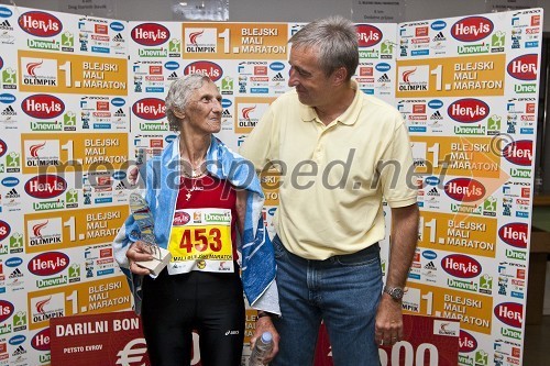 Helena Žigon, nastarejša udeleženka 1. Malega blejskega maratona in Aleš Zalar, minister za pravosodje