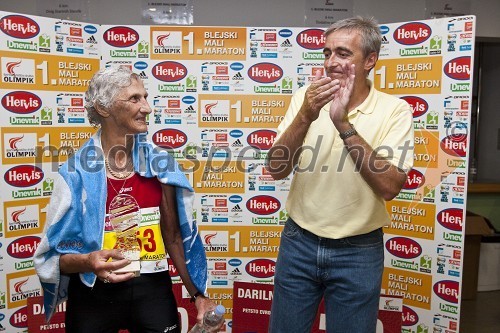 Helena Žigon, nastarejša udeleženka 1. Malega blejskega maratona in Aleš Zalar, minister za pravosodje