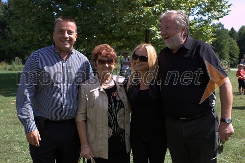 Joc Pečečnik, predsednik ustanove Rdeča žoga, lastnik podjetja Elektronček in njegova mama, Nuša Derenda, pevka in Anton Tone Smolnikar, župan občine Kamnik