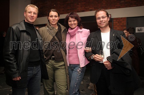 Zakonca Dino (levo) in Nataša (tretja z leve) Bešter ter Matjaž Zadravec (desno), direktor Hobby programa Hoče z ženo Tatjano