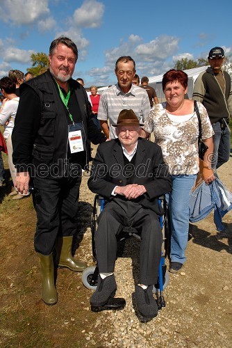 Ciril Smrkolj, predsednik organizacijskega odbora SP oračev 2009 in predsednik Kmetijsko gospodarske zbornice Slovenije ter Peter Casar, nekdanji tekmovalec v oranju s hčerko Marijo Rac in njenim možem Dragom Racem