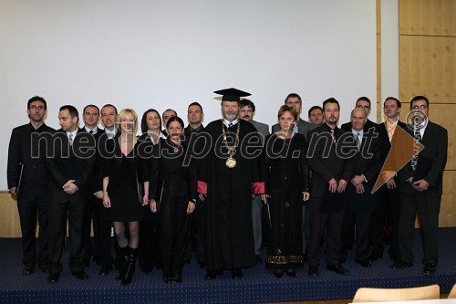 Skupinska fotografija novih doktorjev znanosti Univerze v Mariboru
