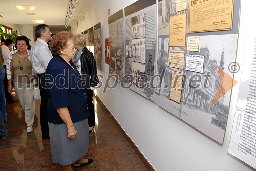 Obiskovalci razstave o zgodovini Dolnjelendavskih Židov