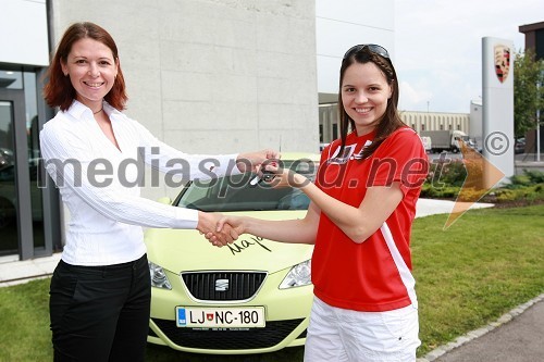 Simona Mavsar, direktorica znamke Seat pri Porsche Slovenija in Maja Tvrdy, igralka badmintona