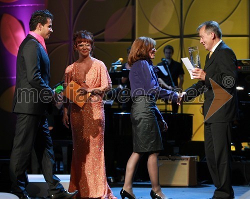 Domen Kumer, zmagovalec 40. Festivala narečne popevke 2009, Lara P. Jankovič, povezovalka prireditve, Metka Ravnjak Jauk, avtorica besedila zmagovalne skladbe in Anton Guzej, generalni direktor RTV Slovenija