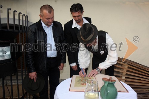 Franc Kangler, župan Maribora, Zlatko Jesenik, predsednik Turističnega društva Maribor in vodja splavarjenja in Sebastijan Berlot, krščenec