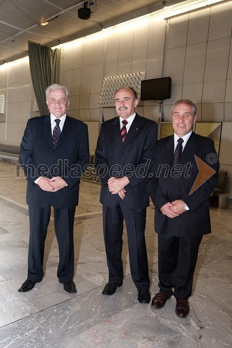 Franc Košir, predsednik Rdečega križa Slovenije, Janez Pezelj, generalni sekretar Rdečega križa Slovenije in Marjan Pečan, krvodajalec