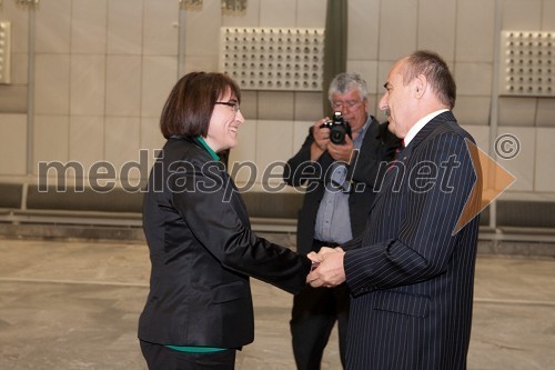 Ljubica Jelušič, ministrica za obrambo in Janez Pezelj, generalni sekretar Rdečega križa Slovenije