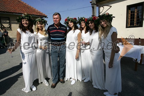 Gea Erjavec, Miss Alpe Adria Slovenije 2009, manekenka in plesalka, Vesna Vitrih, slikarka in lastnica VV ART, Boris Kopitar, TV voditelj ter plesalke