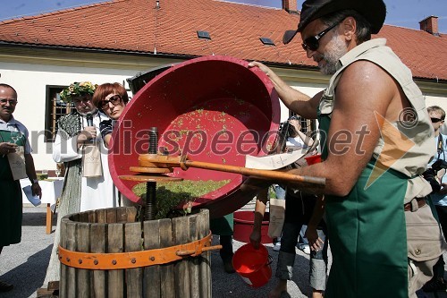 ..., ... in Zvone Šeruga, svetovni popotnik