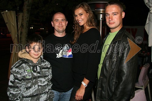 Tina Petelin, Miss Slovenije 2009 z oboževalci iz Poljske, njen praded po mamini strani je bil Poljak