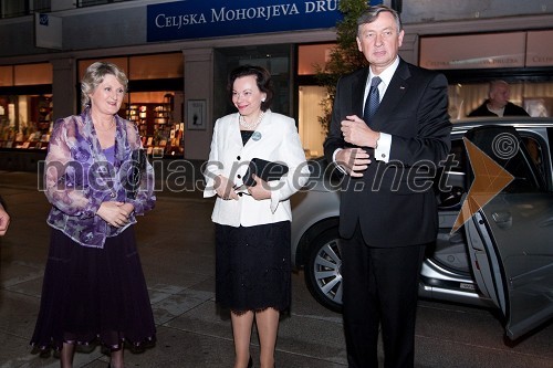 	Tatjana Žargi, predsednica slovenskega društva Hospic in Danilo Türk, predsednik Republike Slovenije in njegova soproga Barbara Miklič Türk