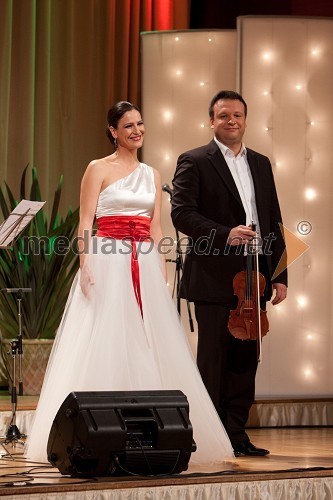 	Manca Izmajlova, pevka in njen soprog Benjamin Izmajlov, glasbenik
