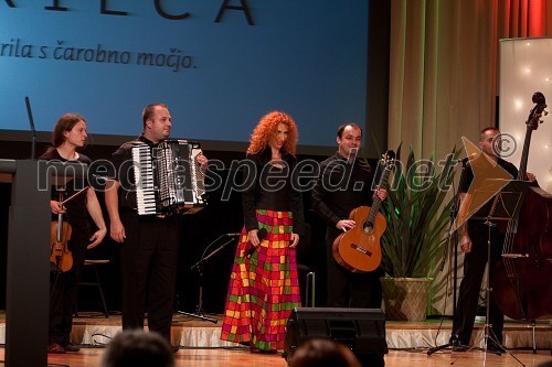 Vita Mavrič, pevka ter ambasadorka UNICEF-a s Kvartetom Akord