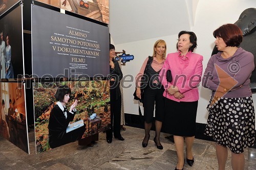 Tanja Roženberger Šega, direktorica Muzeja novejše zgodovine Celje, Vilma Štritof Čretnik, scenaristka in dramaturginja filma o Almi Karlin, Barbara Miklič Türk, soproga dr. Danila Türka, predsednika Republike Slovenije in Andreja Rihter, poslanka v DZ