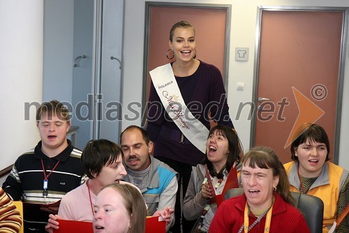 Tina Petelin, Miss Slovenije 2009, na obisku v Varstveno delovnem centru (VDC) Polž Maribor