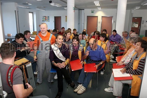 Tina Petelin, Miss Slovenije 2009, na obisku v Varstveno delovnem centru (VDC) Polž Maribor