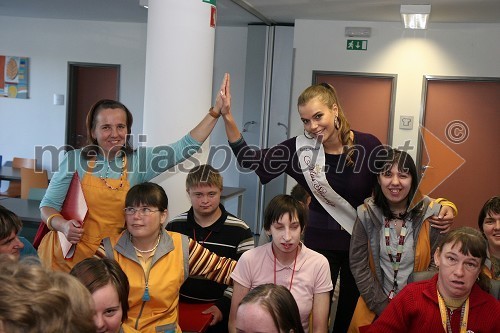 Tina Petelin, Miss Slovenije 2009, na obisku v Varstveno delovnem centru (VDC) Polž Maribor