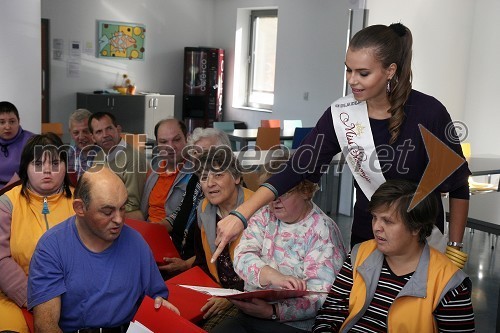 Tina Petelin, Miss Slovenije 2009, na obisku v Varstveno delovnem centru (VDC) Polž Maribor