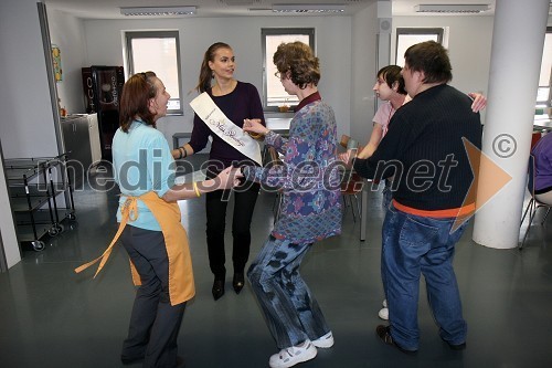 Tina Petelin, Miss Slovenije 2009, na obisku v Varstveno delovnem centru (VDC) Polž Maribor