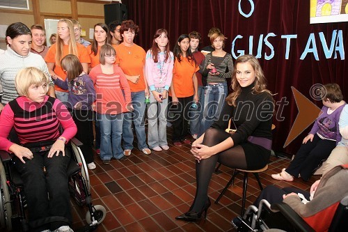 Tina Petelin, Miss Slovenije 2009 in učenci Osnovne šole Gustava Šiliha