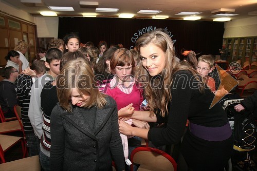 Tina Petelin, Miss Slovenije 2009 in učenci Osnovne šole Gustava Šiliha