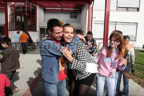 Tina Petelin, Miss Slovenije 2009 in učenca Osnovne šole Gustava Šiliha