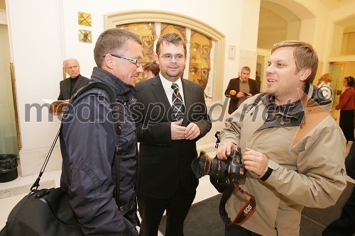 Igor Napast, fotograf, Alan Kavčič, predstavnik službe za odnose z javnostmi pri SNG Maribor in Tadej Regent, fotograf