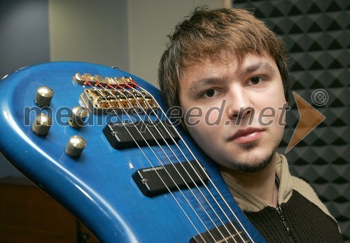 Matej Hotko, kitarist in bas kitarist skupine Leeloojamais