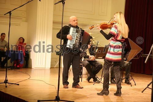 Branko Rožman, harmonika in Petra Božič, violina
